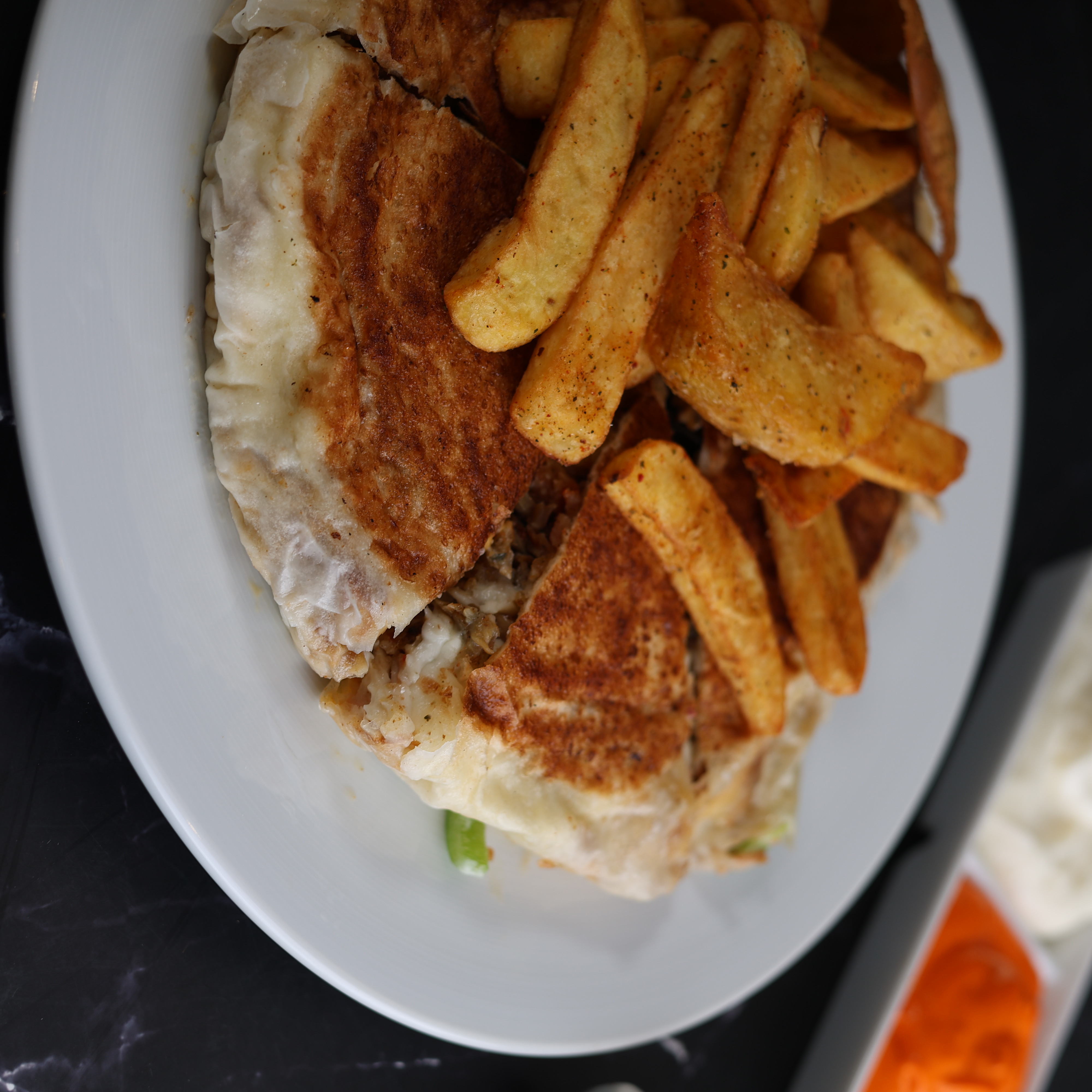 وجبة شاورما عربي حلبي دجاج 300 غم+فلفل + زيتون + جبنة + كريما +(مخلل+مايونيز  صحن سرفيس سناكات)+بطاطا ودجز مبهرة 200غرام +2علبة كولا 250 مل مجاناً- كبير 