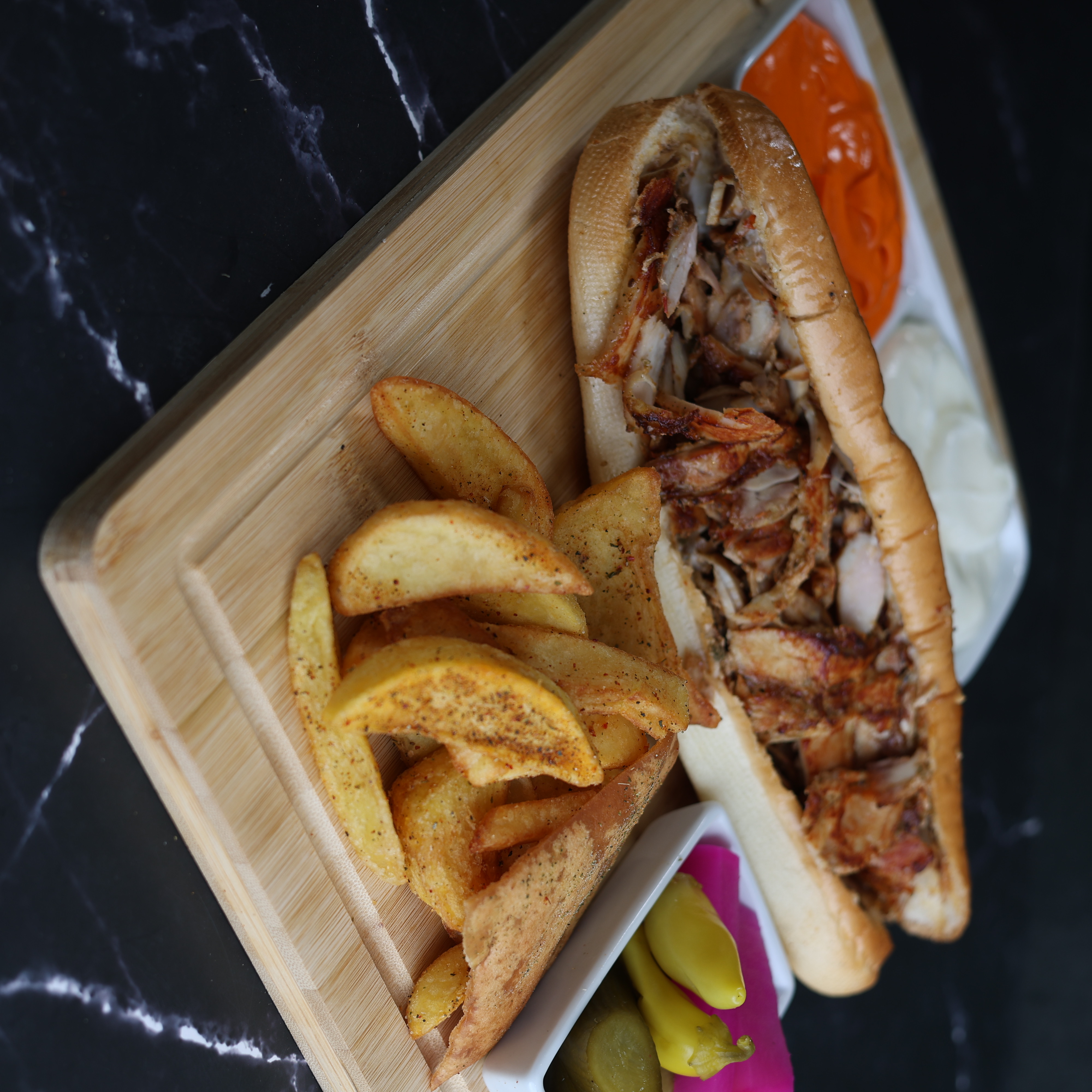  عرض وجبةفرنسي150 دجاج غم وكريمة وفطر وجبنة+(مخلل + مايونيز صحن سرفيس سناكات) بطاطا ودجز مبهرة  200غرام